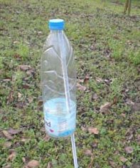 Rüttelflasche aus Plastik als Maulwurfschreck